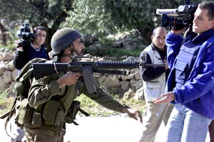 Beit Dschala: Israelische Soldaten stoppen einen TV-Kameramann, der Friedensaktivisten filmen will - Bild: Reuters