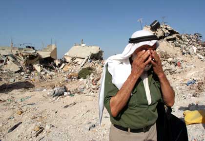 Dschenin: Ein Palästinenser weint vor Ruinen im Flüchtlingslager - Bild: AFP/DPA